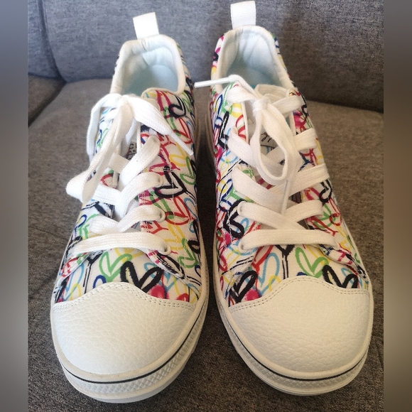 NWOT Skechers shoes with hearts - Picture 4 of 11